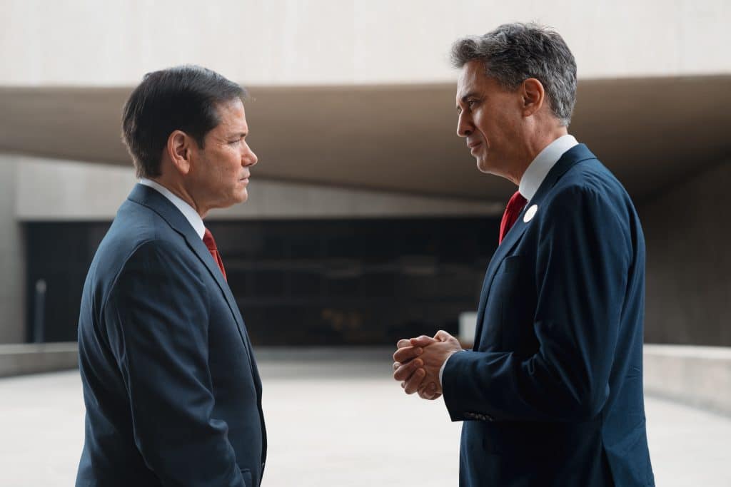 UK Foreign Secretary Ed Miliband speaks to U.S. Secretary of State Marc Rubio at ASEAN 2026, in Manila, the Philippines. 23/07/2026. (Picture by Isaac Atkin-Mayne / FCDO, Wikimedia Commons)