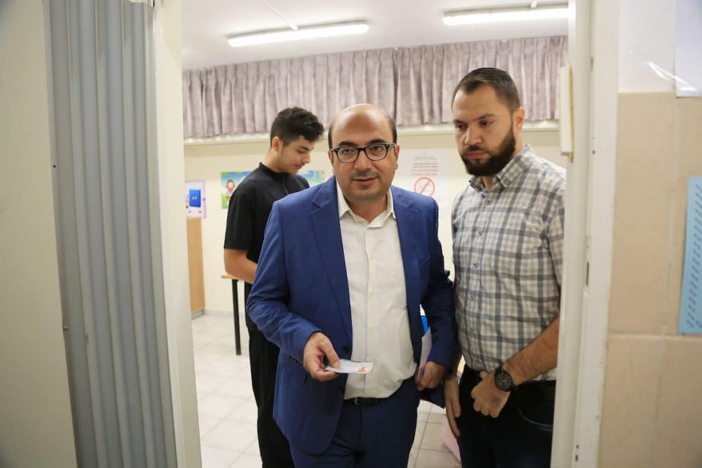 Sami Abu Shehadeh casts his ballot at a polling station during the 2022 Israeli general election, in Jaffa, on November 1, 2022. (Photo: Saeed Qaq/APA Images)