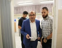 Sami Abu Shehadeh casts his ballot at a polling station during the 2022 Israeli general election, in Jaffa, on November 1, 2022. (Photo: Saeed Qaq/APA Images)
