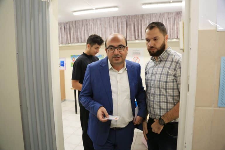 Sami Abu Shehadeh casts his ballot at a polling station during the 2022 Israeli general election, in Jaffa, on November 1, 2022. (Photo: Saeed Qaq/APA Images)