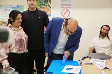 Former MK Sami Abu Shehadeh casting his ballot at a polling station during the 2022 Israeli general election, Jaffa, November 1, 2022. (Photo: Saeed Qaq/APA Images)